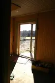 Utsikt genom ytterdörren från trähus i Sånnaboda, Tysslinge, 2007-03-21