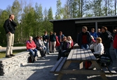 Mats Rosengren berättar om området runt Naturenshus på miljöombudens dag, 2007-05-10