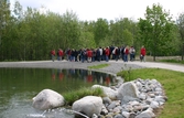 Samling vid skogskanten vid Naturenshu på Miljöombudens dag, 2007-05-10