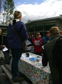 Utdelning av penna och papper på miljöombudens dag på Naturenshus, 2007-05-10