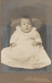 Porträtt av ett litet barn med klänning i Karlskoga, 1917