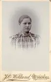 Porträtt av ung kvinna i Hudiksvall, cirka 1910
