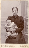 En mor med litet barn på gamla Rådstugugatan 40 i Degerfors, cirka 1900