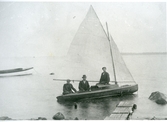 Västerås.
Två män och en pojke i segelbåt vid Elba.