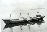 Västerås, Elba.
Personal på Elba i lånad båt. C:a 1915.