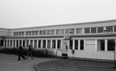 Utanför biblioteket på Lekebergsskolan i Fjugesta, 1974