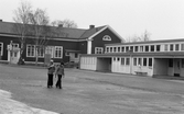 Skolgården på Lekebergsskolan i Fjugesta, 1974