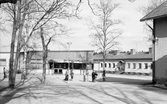 Skolgård mellan olika hus på Lillåns skola, 1974