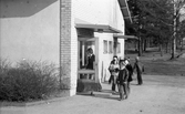 Lärare och elever vid entre till Lillåns skola, 1974