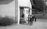Lärare och elever vid entre till Lillåns skola, 1974