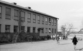 Elever på skolgården vid Lillåns skola, 1974