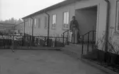 Personal på trappen till Ölmbrogården, 1974