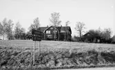 Ölmbrotorp skola i Dyltabruk sett från vägen,1974