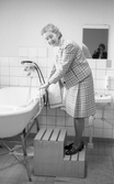Förevisning av handikapphjälpmedel i badrum på Österängshemmet, 1974