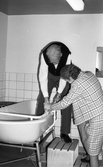 Prövande av handikapphjälpmedel i badrum på Österängshemmet, 1974
