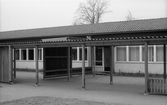 Tak över entré till Stora Mellösa skola, 1974