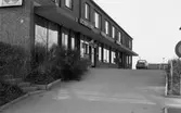 Handelsfastighet med konditori, grill och sparbank i Stora Mellösa, 1974