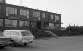 Del av handelsfastighet med sparbank och post i Stora Mellösa, 1974