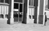 Man vid entré till Örebro rådhuset på Stortorget, 1974