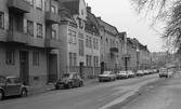 Parkering vid bostadshus på Sturegatan, 1974