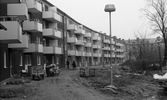 Flakmoped på lerig innergård på Engelbrektsgatan, 1974