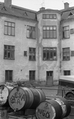 Oljefat på innegård på Rådmansgatan, 1974