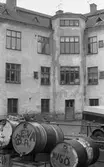 Oljefat på innegård på Rådmansgatan, 1974