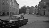 Parkerade bilar vid korsningen Karlslundsgatan - Ringgatan, 1974