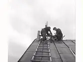 Takläggning. Kyrktaket på Ölmevalla kyrka lagas. Det hade blåst av under höststormen i september 1969.