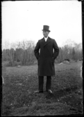 Birger Westergren, fotograf, Limön, i hög hatt och överrock.