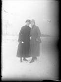 Två kvinnor i vinterkläder.