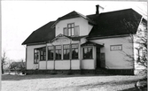 Spannarps folkskola med byggåret, 1905 till höger på fasaden. Verandan har ingång på båda kortsidorna.
Tillhör samlingen med fotokopior från Hallands Nyheter som är från 1930-1940-talen.