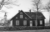 Spannarps gamla skola. I bakgrunden ses Spannarps kyrka. 
Tillhör samlingen med fotokopior från Hallands Nyheter som är från 1930-1940-talen.
