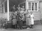 Guldsmed Albrektsson med familj och kanske ytterligare släkt eller vänner samlade på verandan på Gamla Påskberget.