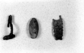 Svedvi sn Rallsta nära Kanthalverken Hallstahammar undersökt av Vlm / Sven Drakenberg 1946.

3 olika spännen fibulor av brons