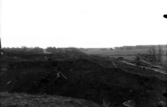 Romfartuna sn arkeologisk undersökning av sju fornlämningar på gravfält söder om Äs utförd av Sven Drakenberg 1947-1948

Anläggning 8, rest av jordhög från nordöst.
