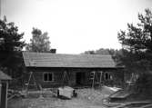 Arbete med Prästgården 1/6 1938.
Vallby Friluftsmuseum.