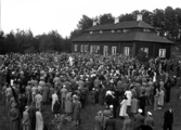 Allsång, ledare Lilja 12/6- 1938 framför herrgården.
Vallby Friluftsmuseum.