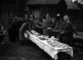 Sveriges fornminnesförening på besök 1939.
Vallby friluftsmuseum.