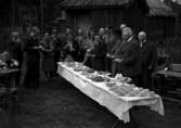 Sveriges fornminnesförening på besök 1939.
Vallby friluftsmuseum.
