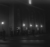 Kvällsbelysningen tänd vid Konserthuset, 1960