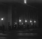 Kvällsbelysningen tänd vid Konserthuset, 1960
