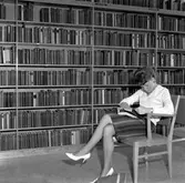 Ung besökare på biblioteket i Rosta, 1960
