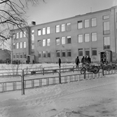Elever på väg in i Vasaskolan, 1960
