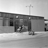 Paketleverans vid busstationen, efter 1963