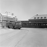 Parkerad buss på busstationen, 1963