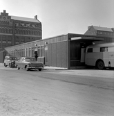 Lastning av bussgods på busstationen, efter 1963