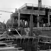 Lyftkran bakom Medborgarhuset under byggnation, januari 1964