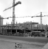 Lyftkranar över Medborgarhuset under byggnation, januari 1964