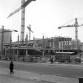 Medborgare passerar Medborgarhuset under byggnation, januari 1964